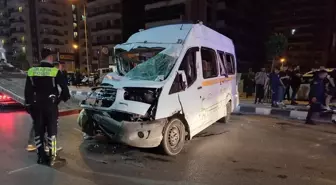 Manisa'da minibüsle çarpışan otomobilin öğretmen sürücüsü hayatını kaybetti