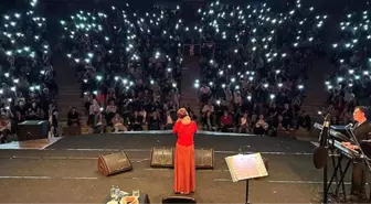 Nazan Öncel Adana Konserinde Ayakta Alkışlandı