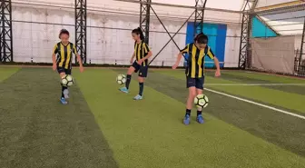 Siirt'te yetenek taramasıyla futbola yönlendirilen 3 kız milli takıma seçilmek için mücadele ediyor