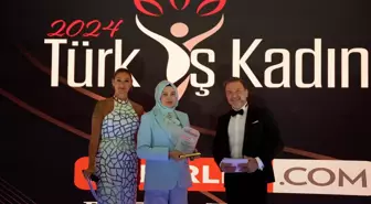 Türk İş Kadınları Plaket Tören'inde Haberler.com Genel Yayın Yönetmeni Av. Bedia Teymur'a ödül