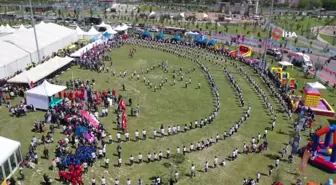 500 öğrenciden ay-yıldızlı 'zeybek' gösterisi