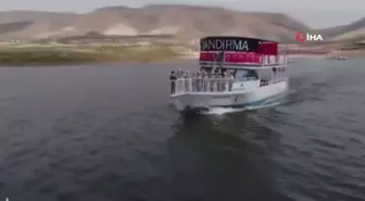 Bandırma Vapuru Hasankeyf'te bayraklarla karşılandı