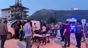 Burdur'da kamyonetle çarpışan motosikletteki 2 çocuk ağır yaralandı