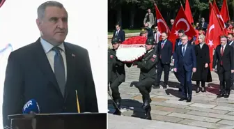 Bakan Bak gençlerle birlikte Ata'nın huzuruna çıktı! İşte Özel Defter'e yazdığı mesaj