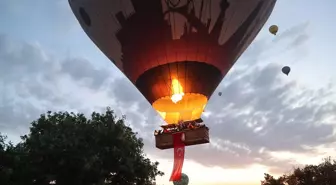 Kapadokya'da Sıcak Hava Balonları Türk Bayraklarıyla Yükseldi