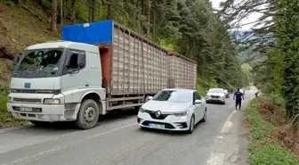 Bolu-Seben yolunda otomobil uçuruma uçtu, 2 kişi yaralandı