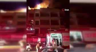 Kadıköy'de metruk bina alev alev yandı