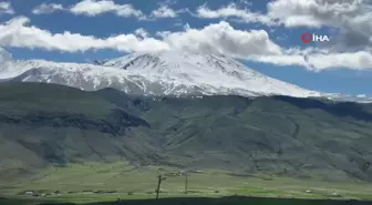 Ağrı Dağı'na Mayıs Ayında Kar Yağdı