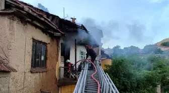 Malatya'nın Hekimhan ilçesinde çıkan yangında 2 kişi dumandan etkilendi