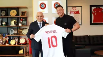 Mesut Özil, TFF Başkanı Mehmet Büyükekşi'yi ziyaret etti