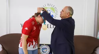 Kick Boks Şampiyonu Gülden Mercan Atille Yahyalı Belediye Başkanı Esat Öztürk'ü Ziyaret Etti