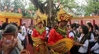 Myanmar'da Budist Hacılar Kason Su Dökme Festivaline Katıldı