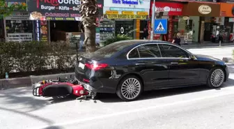 Antalya'da lüks otomobil yaya geçidinde fren yapınca motosiklet çarptı