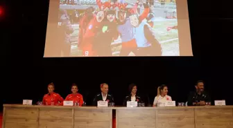 A Milli Kadın Futbol Takımı Erzincan'da panelde