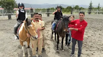 Elazığ'da Ahıska Türkü çocuklar ata binerek eğlendi