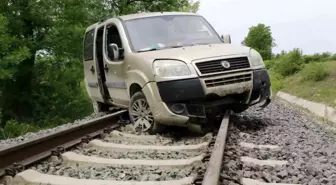 Samsun'da hafif ticari araç tren raylarına uçtu: 1 yaralı