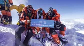 70 Yaşındaki Çinli Dağcı Everest Dağı'nın Zirvesine Ulaştı