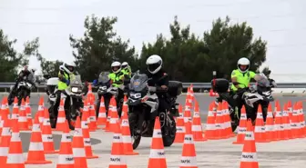 Mersin'de Sürüş Teknikleri Eğitimi Alan Polislere Sertifikalar Verildi