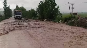 Sivas'ın Gemerek ilçesinde sel sularıyla mahsur kalan sürücü