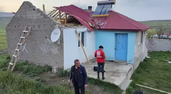 Ağrı'nın Diyadin ilçesinde fırtına nedeniyle 5 evin çatısında hasar oluştu, 1 kişi yaralandı