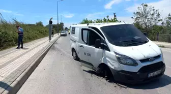 Side'de Lastiği Patlayan Araç Park Halindeki Araca Çarptı