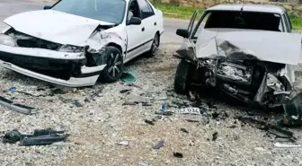 Afyonkarahisar'da kafa kafaya çarpışan otomobillerde biri 2 yaşında bebek 3 kişi yaralandı