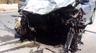 Antalya'da Tur Minibüsü ile Otomobil Çarpıştı: 2 Yaralı