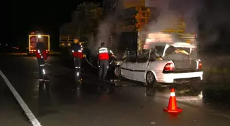 Amasya'da Tıra Çarpan Otomobilin Sürücüsü Yanarak Hayatını Kaybetti