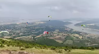 Balıkesir'de Üniversiteler Arası Yamaç Paraşütü Etkinliği Gerçekleştirildi