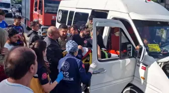 Sakarya'da minibüs ile otomobil çarpıştı: 4 yaralı