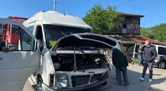 Sakarya'da servis minibüsü ile otomobil çarpıştı: 6 yaralı