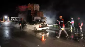 Amasya'da palet yüklü tıra arkadan çarpan otomobil alevlere teslim oldu, sürücü hayatını kaybetti