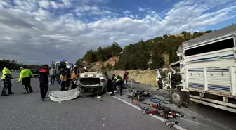 Burdur'da Kamyonet ile Otomobil Çarpışması: 3 Ölü, 2 Yaralı