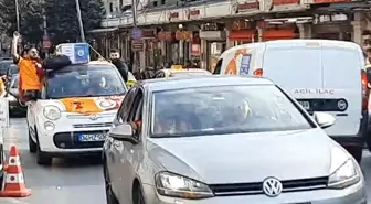 Galatasaray Taraftarları Taksim Meydanı'nda Fenerbahçe Amblemiyle Kutlama Yaptı