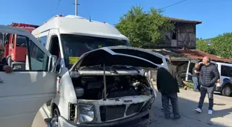 Sakarya'da servis minibüsü ile otomobil çarpıştı: 1 ölü, 5 yaralı