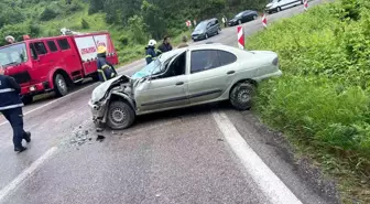 Sinop'ta kamyonet ile otomobilin çarpıştığı kazada 3 kişi yaralandı