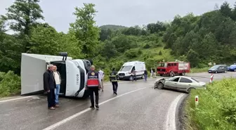 Sinop'ta kamyonetle otomobilin çarpışması sonucu 4 kişi yaralandı