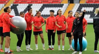 A Milli Kadın Futbol Takımı, Azerbaycan maçları için Erzincan'da çalışmalarını sürdürüyor