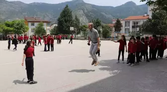 Amasya'da Öğrenciler Geleneksel Çocuk Oyunları Şenliği'nde Eğlendi