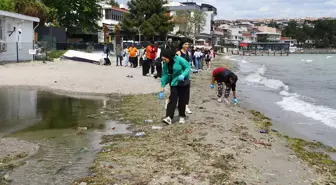 NKÜ Öğrencileri Sahilde Temizlik Yaptı