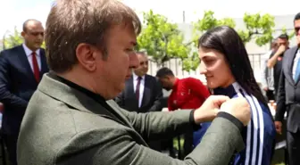 Vali Hamza Aydoğdu, Milli güreşçi Elvira Kamaloğlu'nu tebrik etti