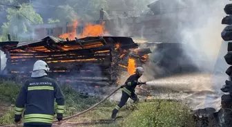 Bolu'da samanlık, ahır ve odunlukta çıkan yangın evlere sıçramadan söndürüldü