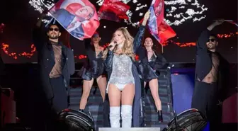 Hadise'nin mayolu kıyafetiyle marş söylemesine eski aşkı Sinan Akçıl'dan tepki