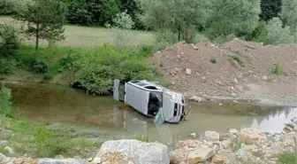 Kastamonu'da kamyonet çaya uçtu, sürücü yaralandı