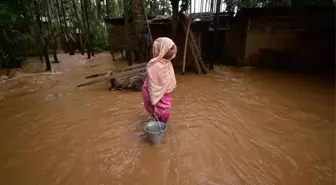 Hindistan'da Remal Kasırgası Sonrası Toprak Kaymaları: 32 Ölü