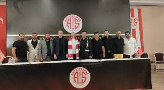 Antalyaspor, Fenerbahçe'nin efsanesi Alex de Souza ile 2 yıllık sözleşme imzaladı