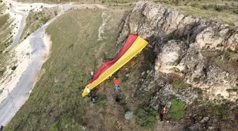 Galatasaray Taraftarları Batman'ın Gercüş İlçesinde Dev Bayrak Astı