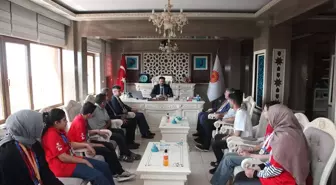 Ahlat Belediye Başkanı Yavuz Gülmez, TÜBİTAK Ortaokul Öğrencileri Araştırma Projeleri Yarışması'nda derece alan öğrencileri ağırladı