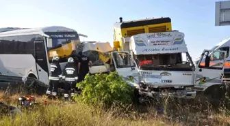 Tekirdağ'da kırmızı ışıkta bekleyen iki işçi servisine kamyonet çarptı, 18 kişi yaralandı