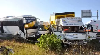 Tekirdağ'da işçi servislerine kamyonet çarptı: 18 yaralı